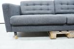 Grå 2-seters sofa med treben