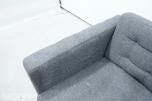 Grå 2-seters sofa med treben