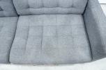 Grå 2-seters sofa med treben