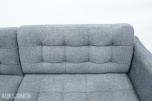 Grå 2-seters sofa med treben