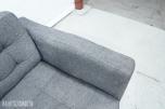 Grå 2-seters sofa med treben