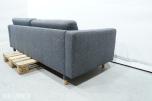 Grå 2-seters sofa med treben