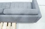 Grå 2-seters sofa med treben