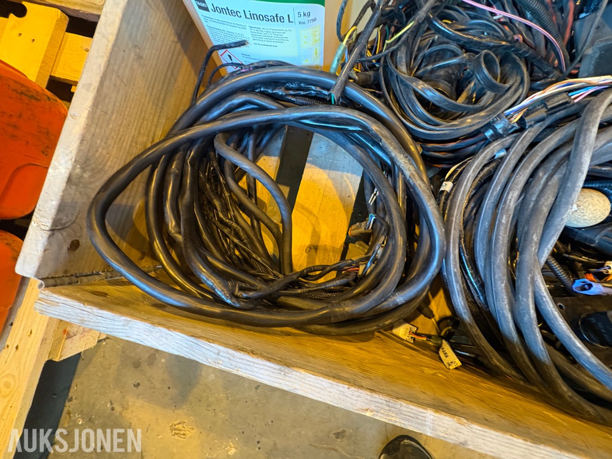 Diverse båtdeler – ledningsnett, instrumenter, gasspaker og styrewire