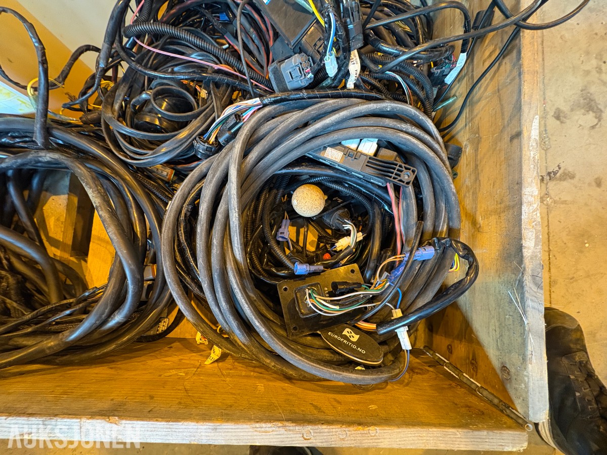 Diverse båtdeler – ledningsnett, instrumenter, gasspaker og styrewire