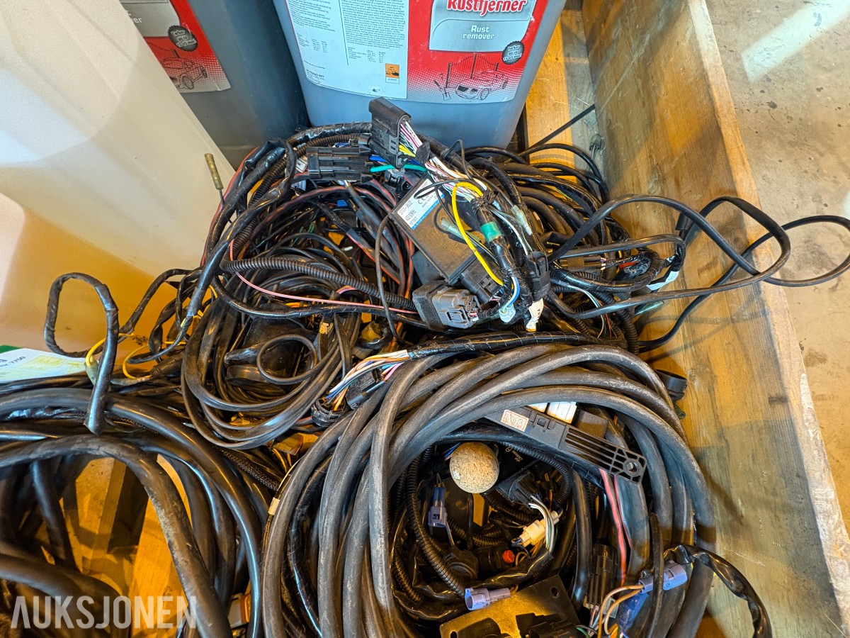 Diverse båtdeler – ledningsnett, instrumenter, gasspaker og styrewire