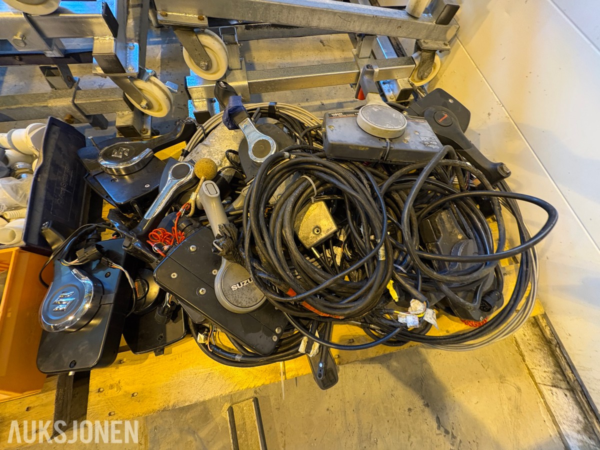 Diverse båtdeler – ledningsnett, instrumenter, gasspaker og styrewire