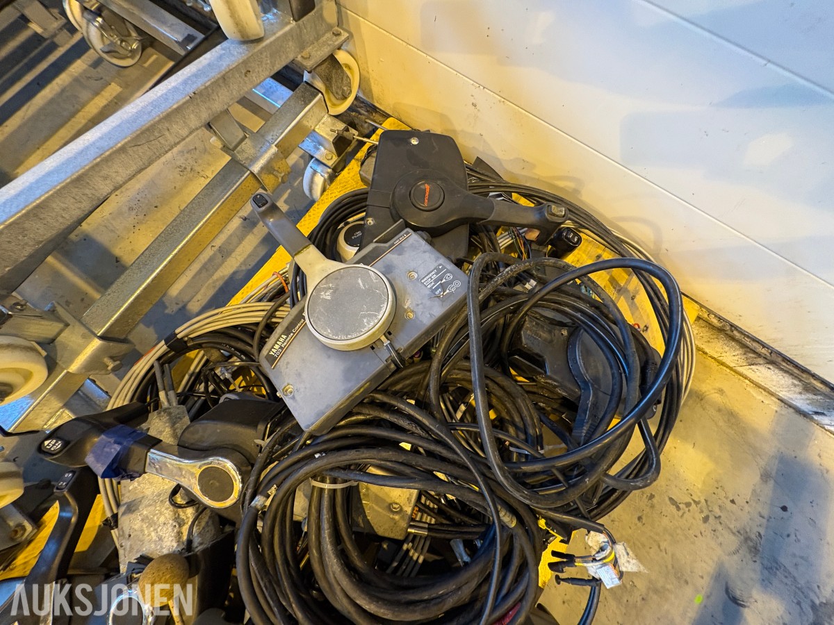 Diverse båtdeler – ledningsnett, instrumenter, gasspaker og styrewire