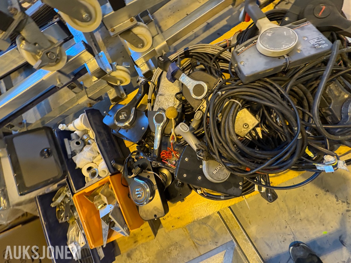 Diverse båtdeler – ledningsnett, instrumenter, gasspaker og styrewire