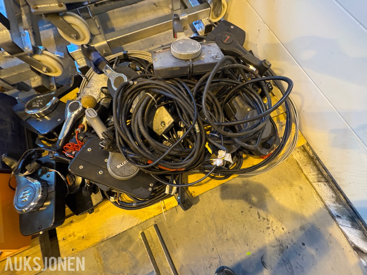 Diverse båtdeler – ledningsnett, instrumenter, gasspaker og styrewire