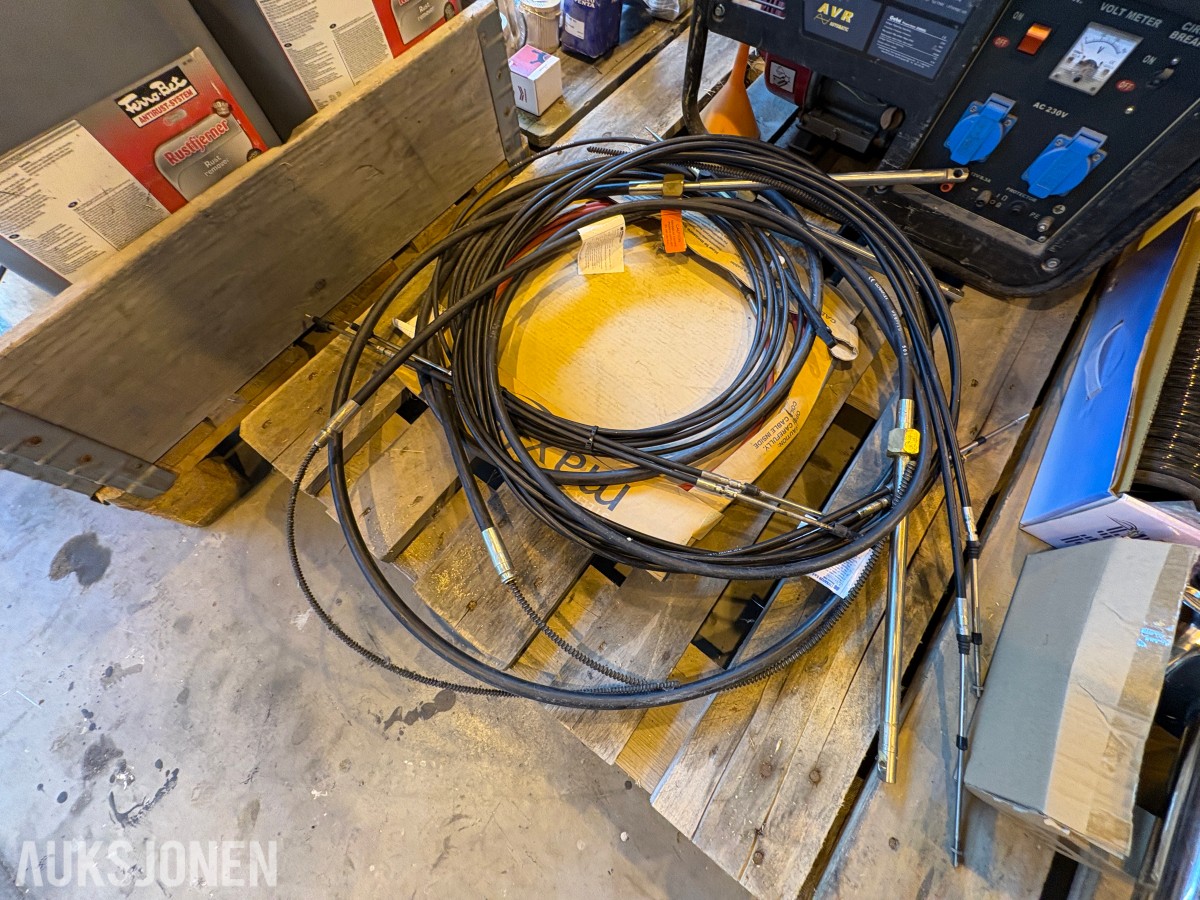 Diverse båtdeler – ledningsnett, instrumenter, gasspaker og styrewire