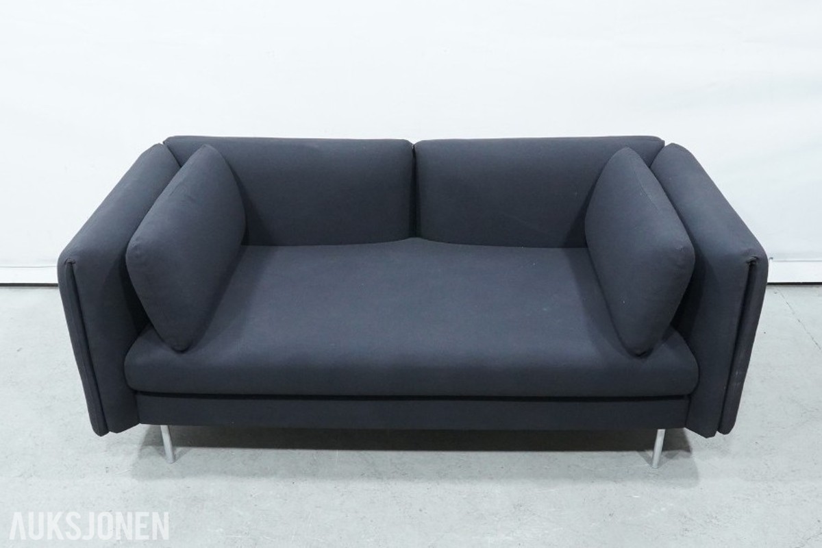 2-seters sofa med mørkt tekstiltrekk