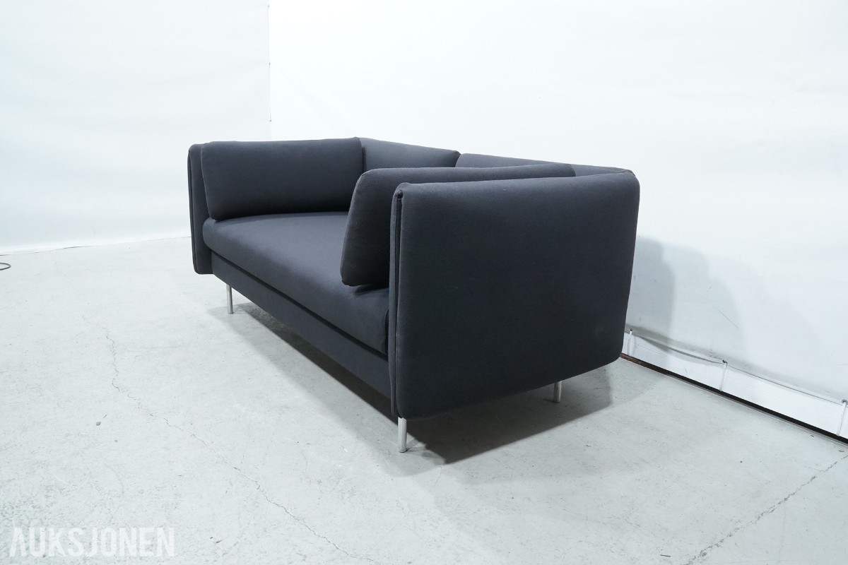 2-seters sofa med mørkt tekstiltrekk
