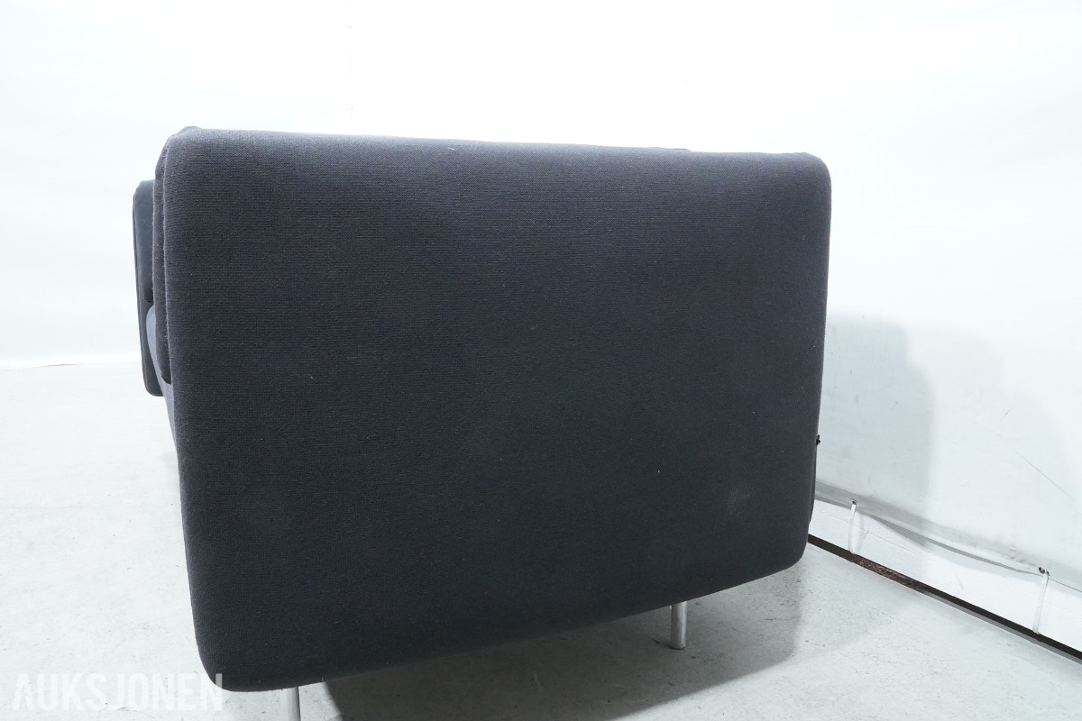 2-seters sofa med mørkt tekstiltrekk
