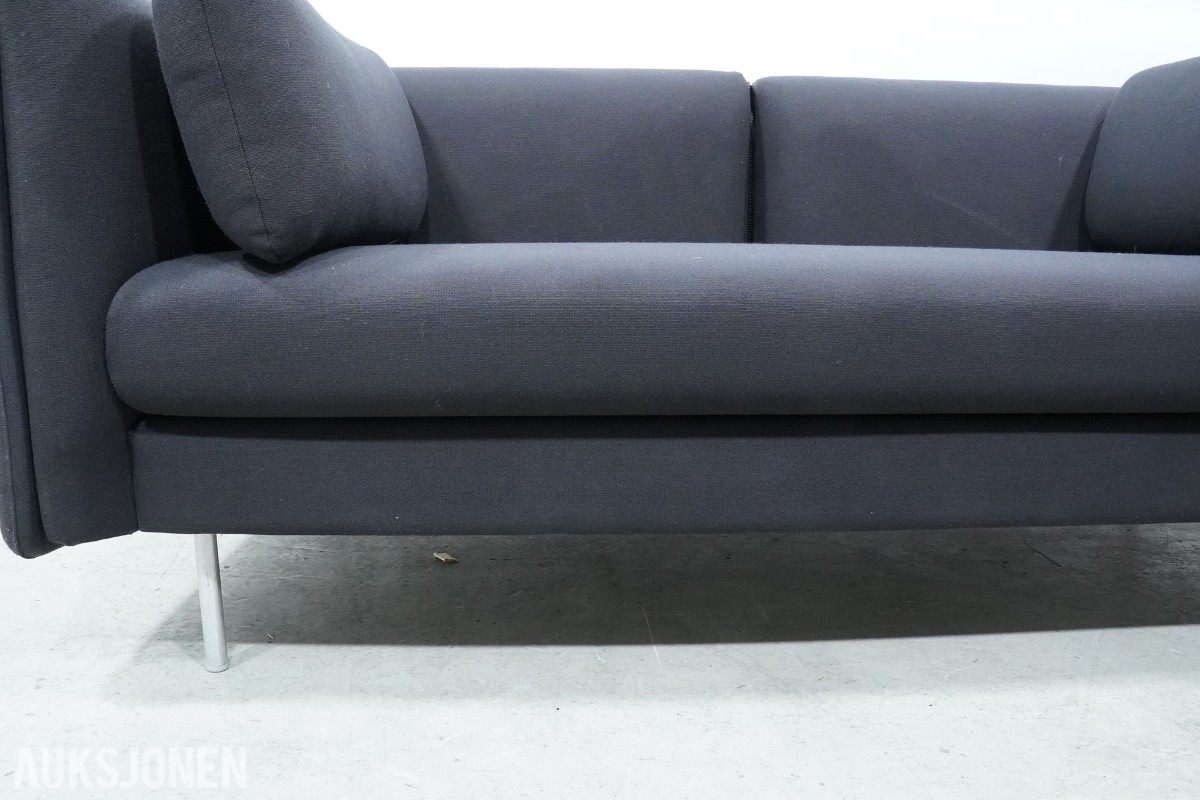 2-seters sofa med mørkt tekstiltrekk