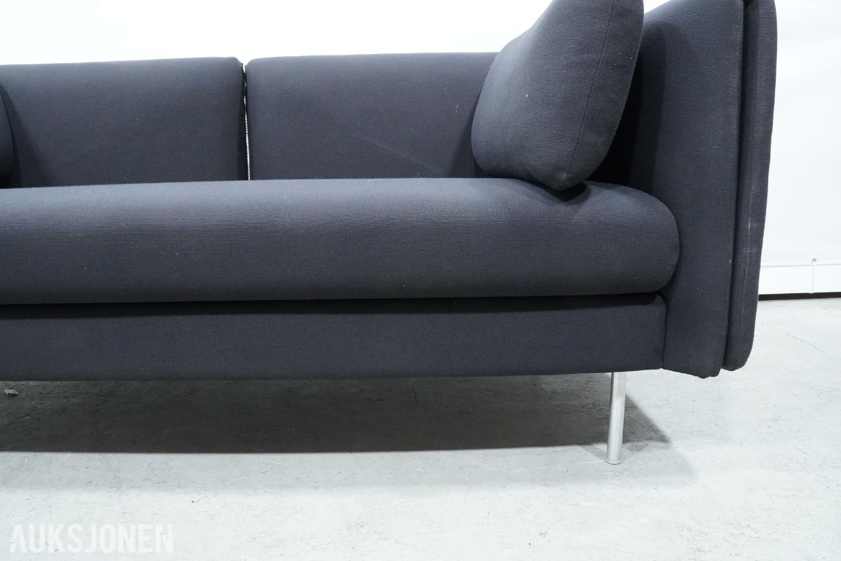 2-seters sofa med mørkt tekstiltrekk