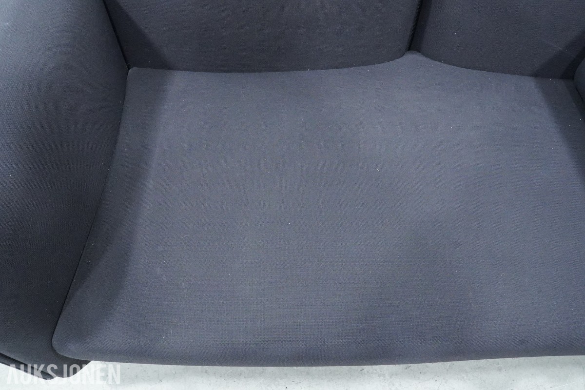 2-seters sofa med mørkt tekstiltrekk