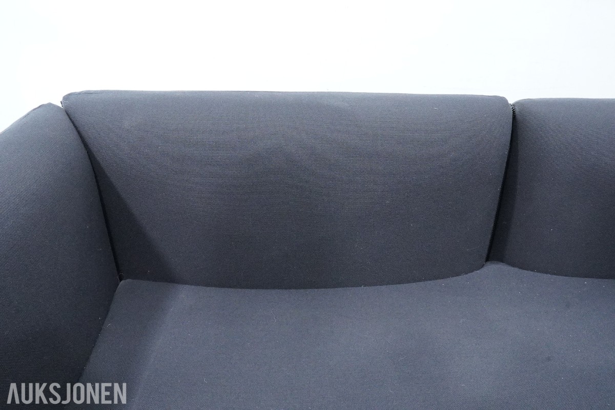 2-seters sofa med mørkt tekstiltrekk