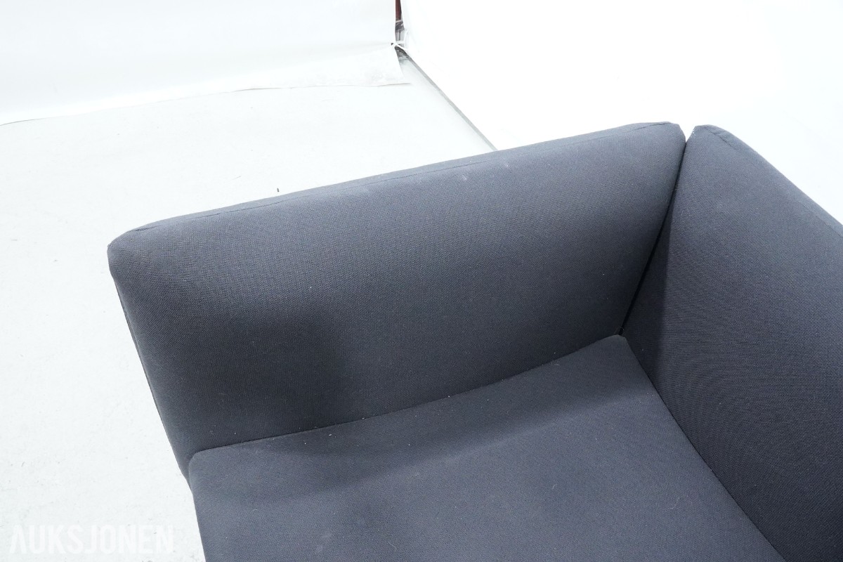 2-seters sofa med mørkt tekstiltrekk