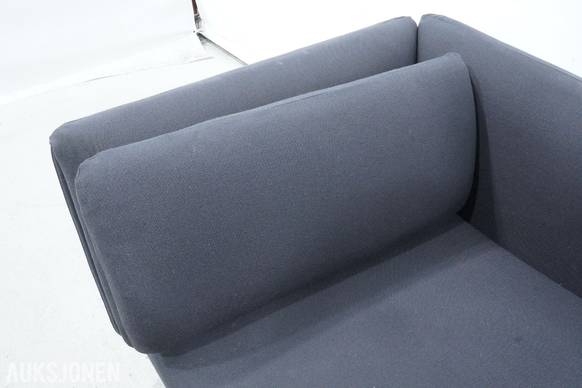 2-seters sofa med mørkt tekstiltrekk