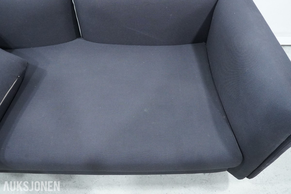 2-seters sofa med mørkt tekstiltrekk