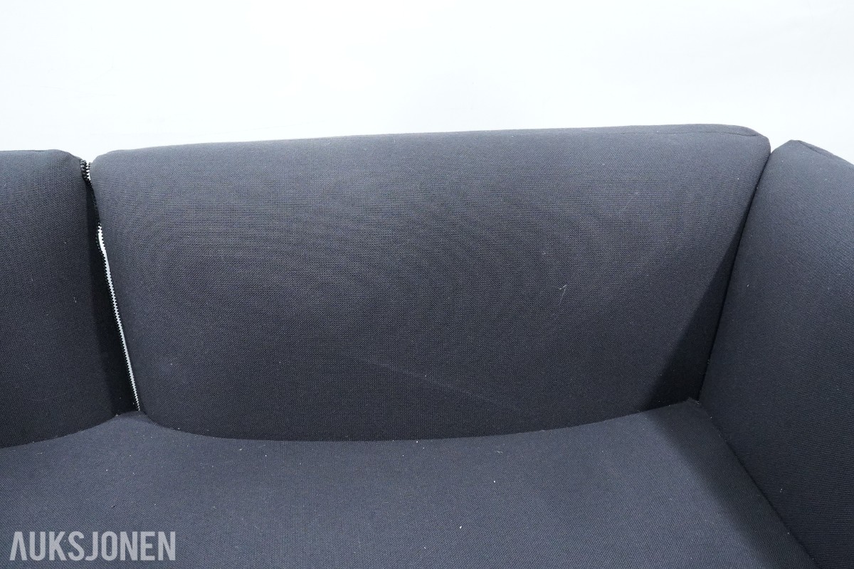 2-seters sofa med mørkt tekstiltrekk