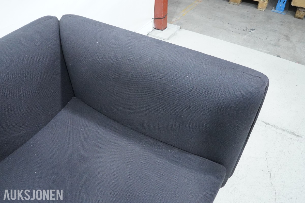 2-seters sofa med mørkt tekstiltrekk