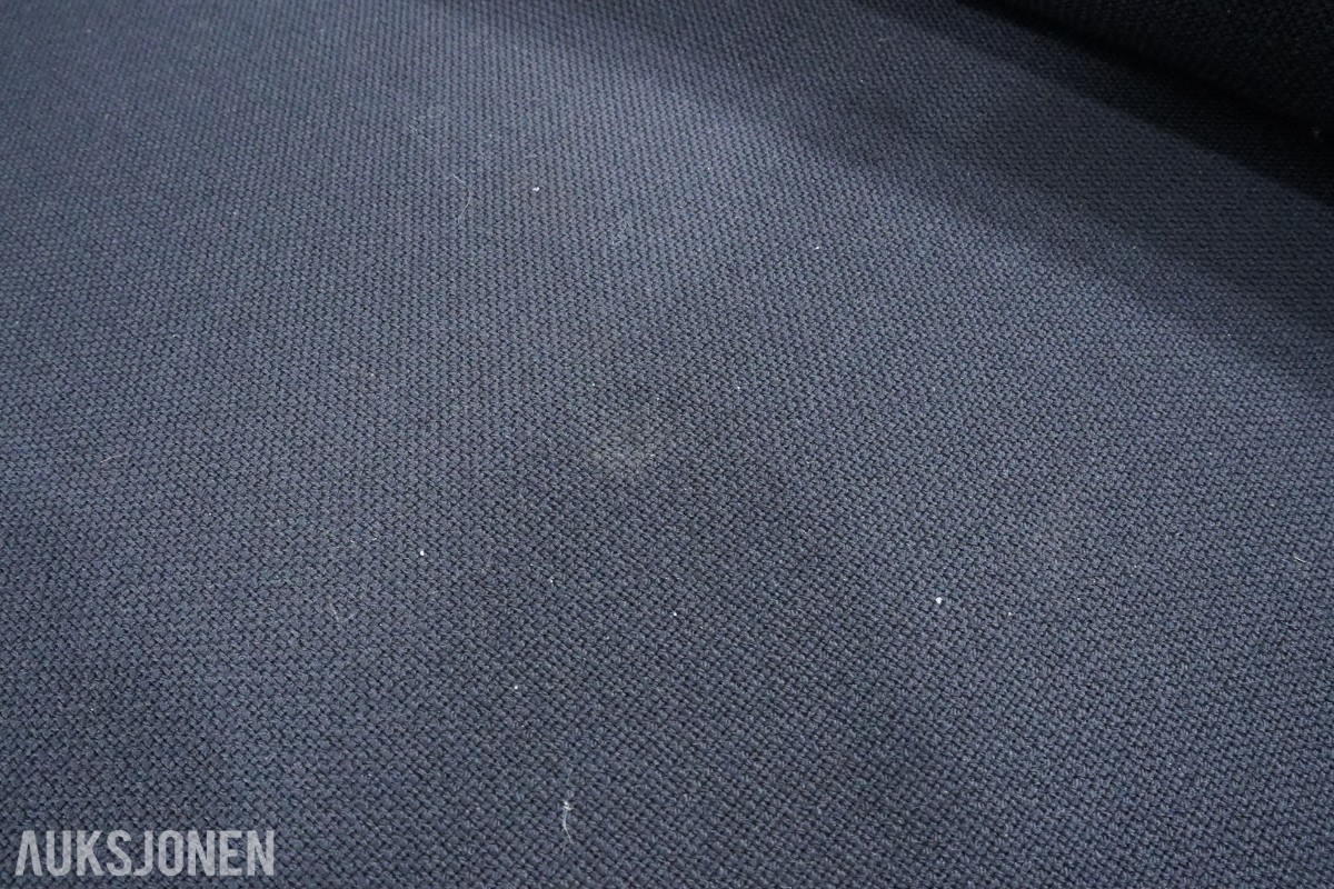 2-seters sofa med mørkt tekstiltrekk