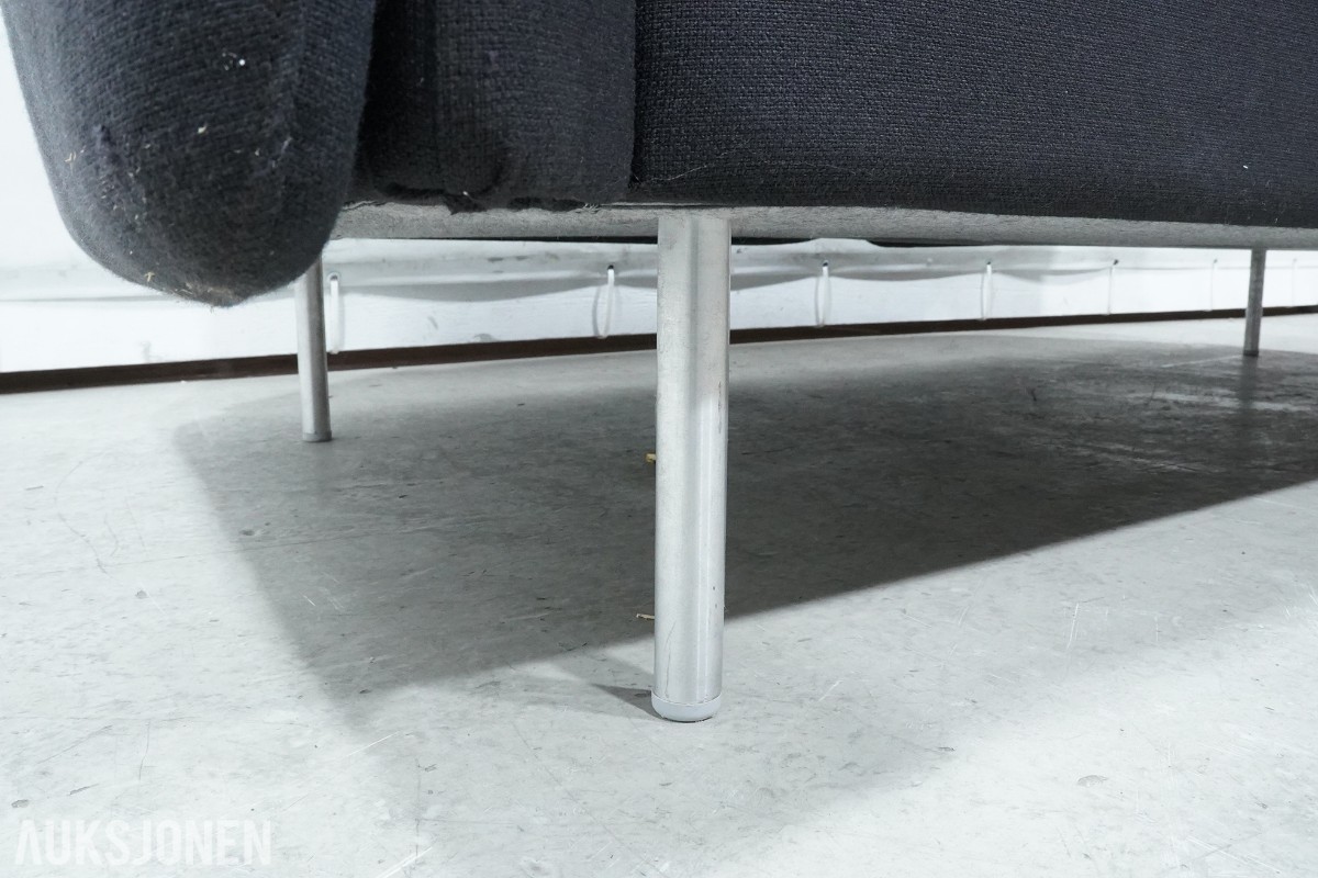 2-seters sofa med mørkt tekstiltrekk