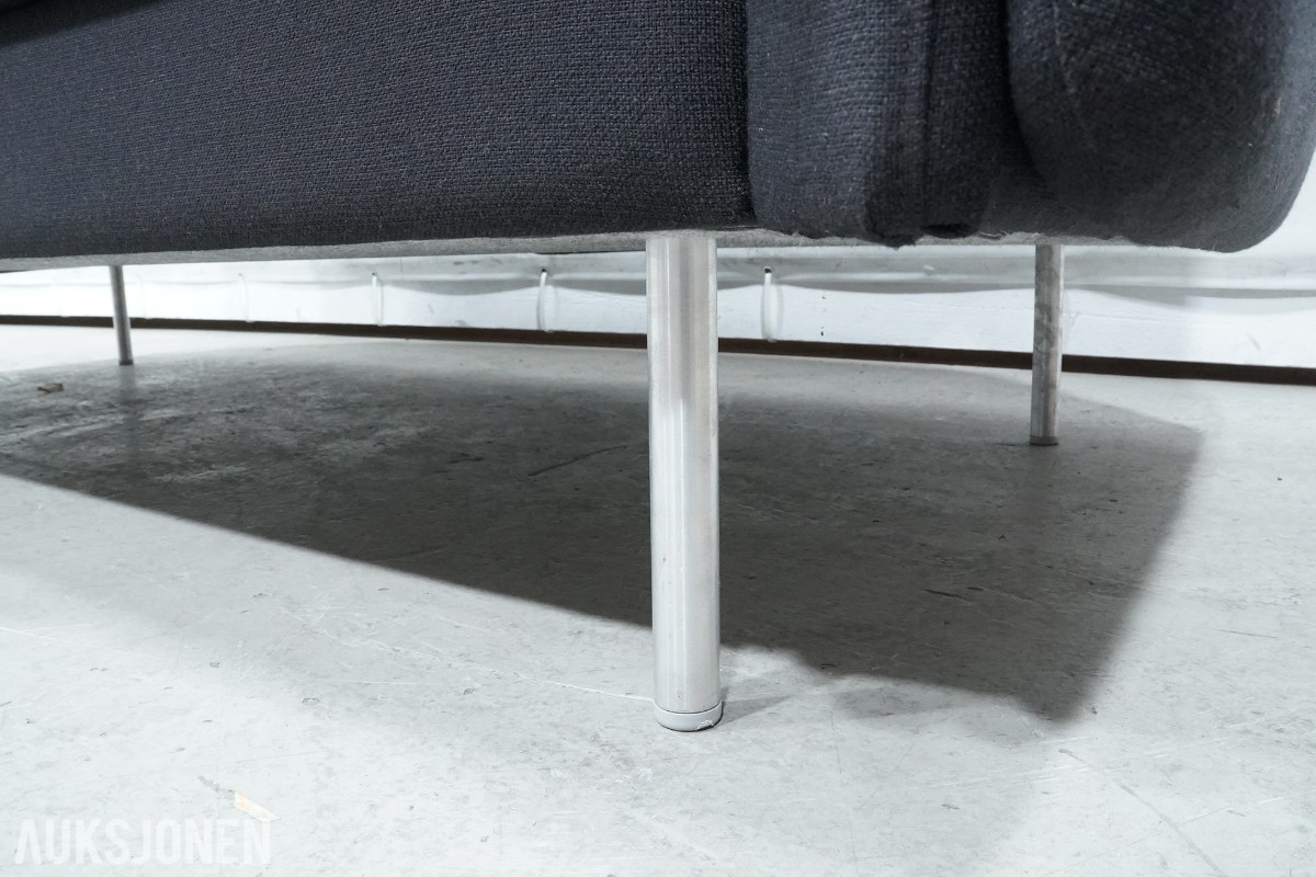 2-seters sofa med mørkt tekstiltrekk