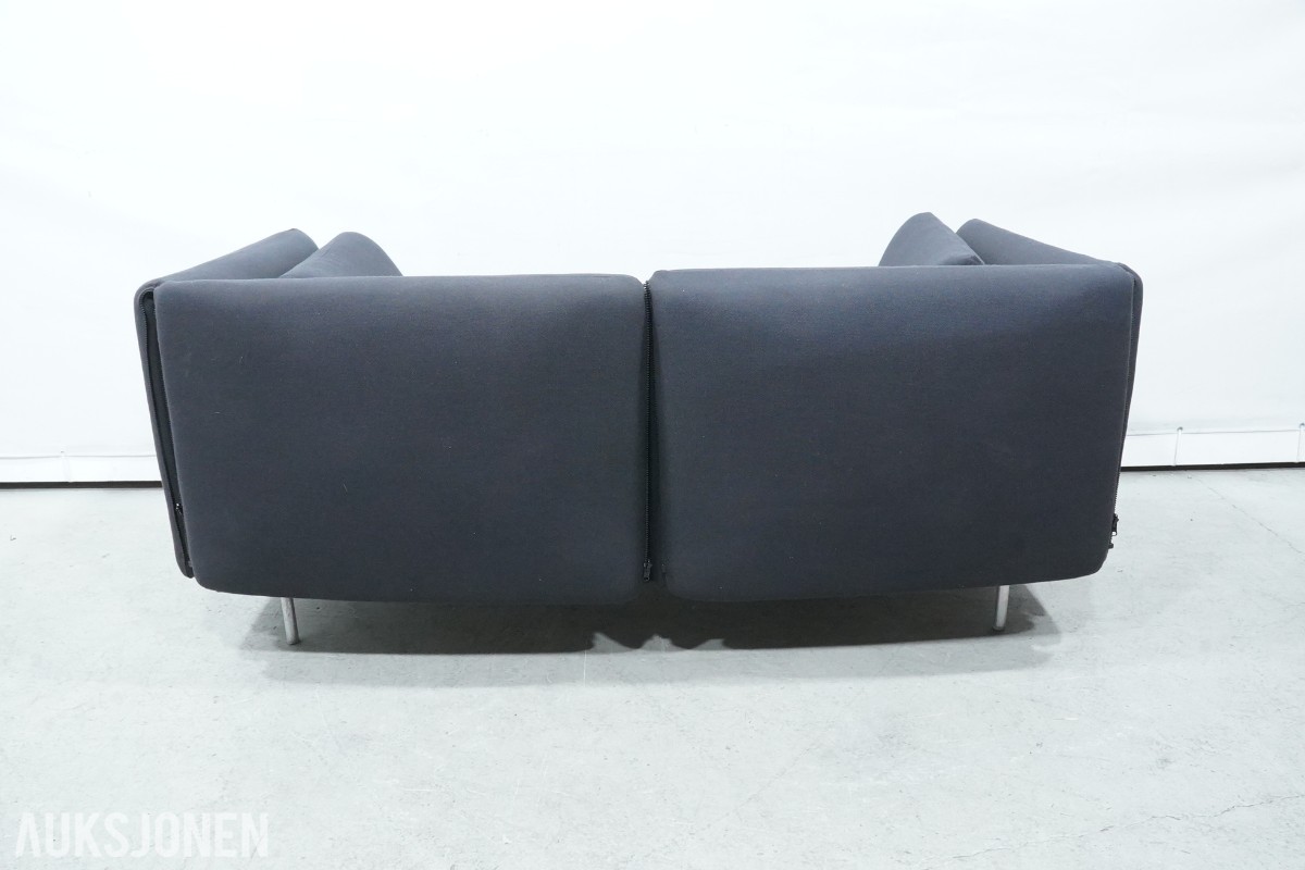 2-seters sofa med mørkt tekstiltrekk