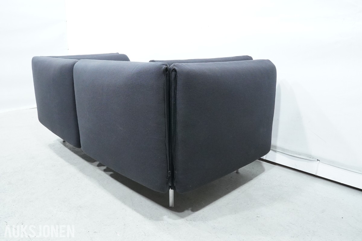 2-seters sofa med mørkt tekstiltrekk