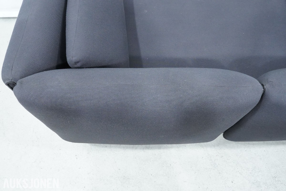 2-seters sofa med mørkt tekstiltrekk