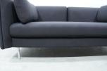 2-seters sofa med mørkt tekstiltrekk