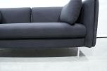 2-seters sofa med mørkt tekstiltrekk