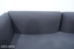 2-seters sofa med mørkt tekstiltrekk