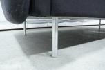 2-seters sofa med mørkt tekstiltrekk