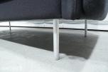 2-seters sofa med mørkt tekstiltrekk