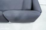 2-seters sofa med mørkt tekstiltrekk