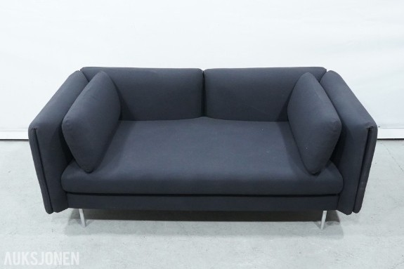 2-seters sofa med mørkt tekstiltrekk