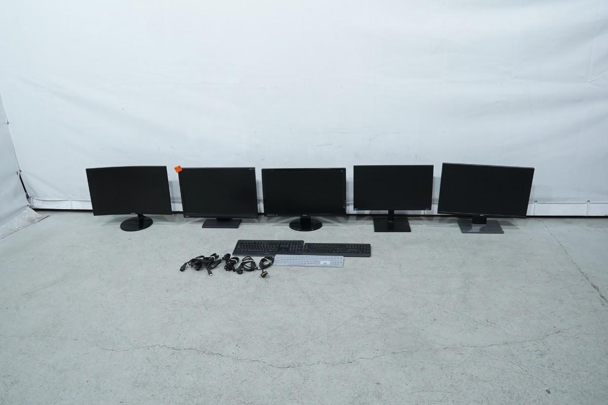 PC-skjermer fra Dell, Samsung og BenQ med tastaturer og kabler