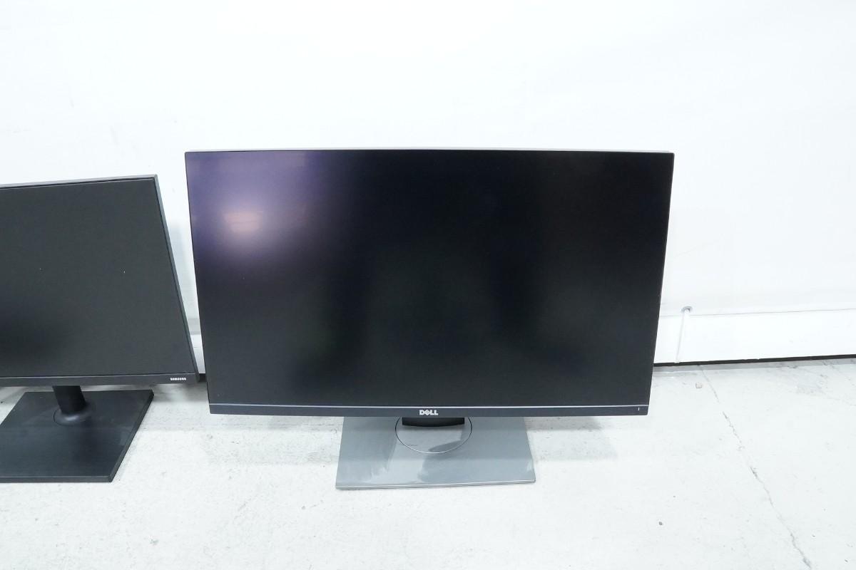 PC-skjermer fra Dell, Samsung og BenQ med tastaturer og kabler