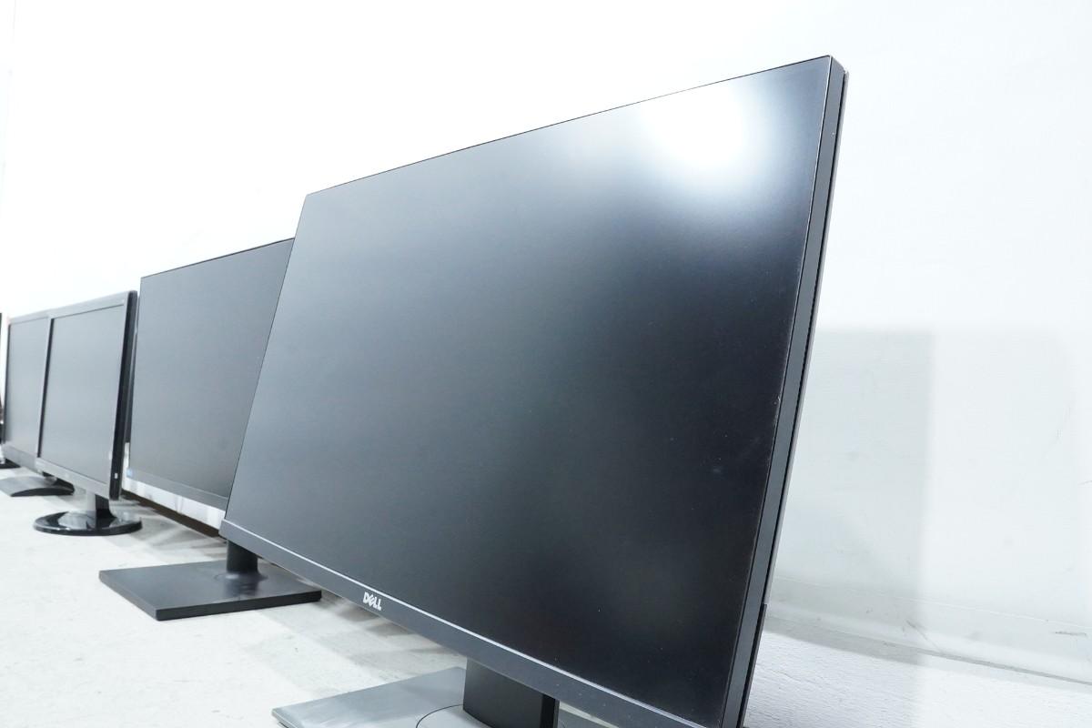 PC-skjermer fra Dell, Samsung og BenQ med tastaturer og kabler
