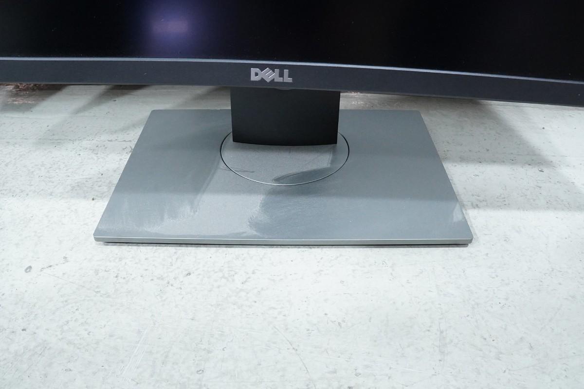 PC-skjermer fra Dell, Samsung og BenQ med tastaturer og kabler