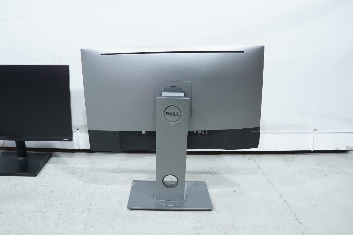 PC-skjermer fra Dell, Samsung og BenQ med tastaturer og kabler