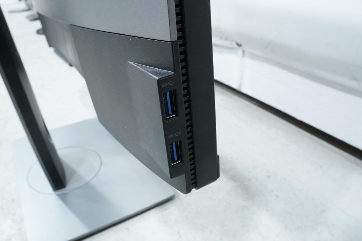 PC-skjermer fra Dell, Samsung og BenQ med tastaturer og kabler