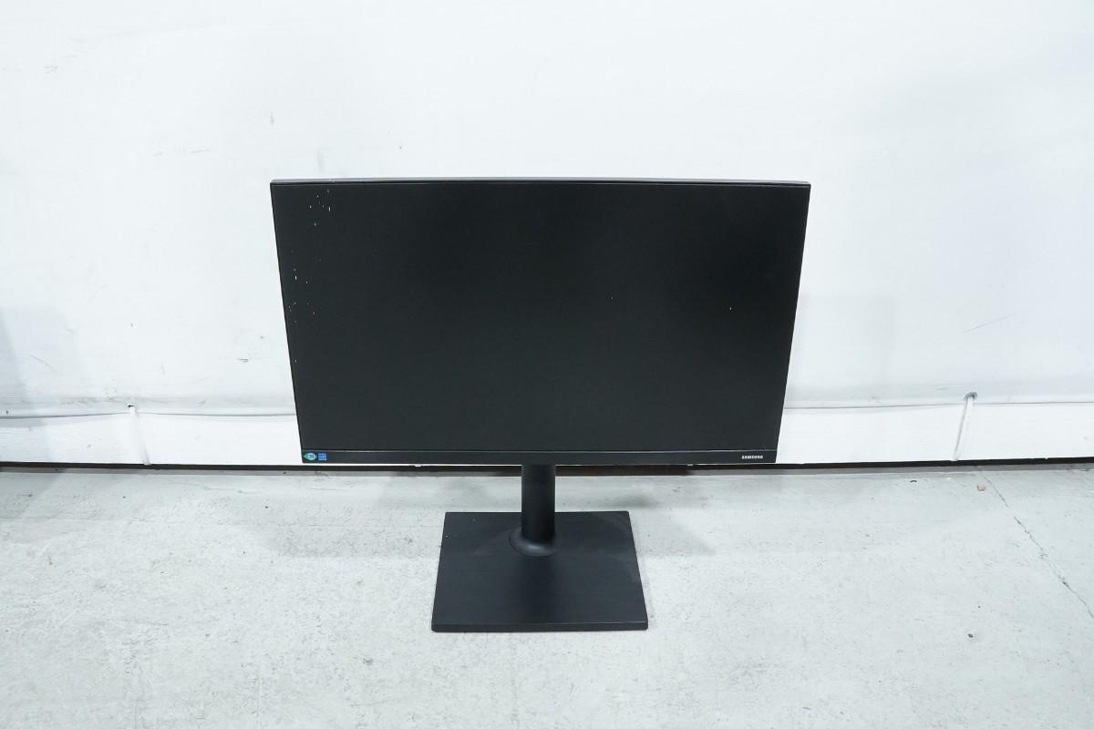 PC-skjermer fra Dell, Samsung og BenQ med tastaturer og kabler