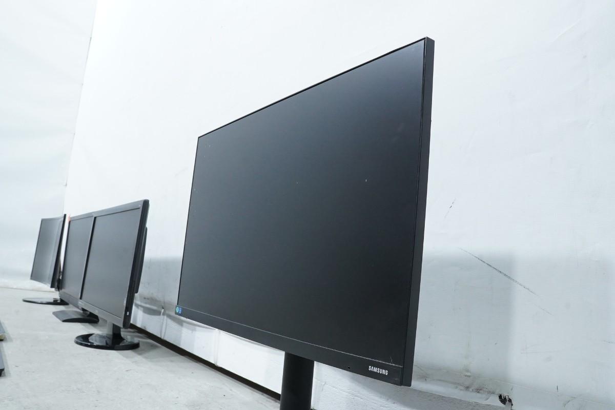 PC-skjermer fra Dell, Samsung og BenQ med tastaturer og kabler