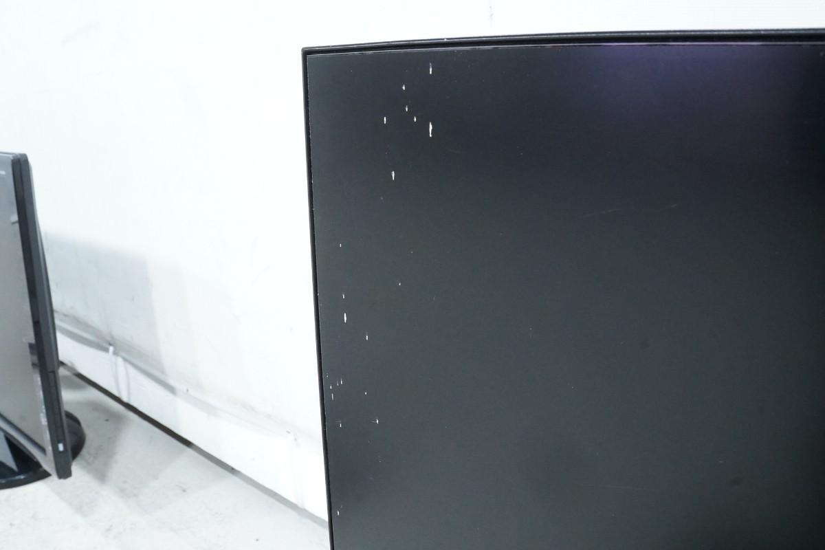 PC-skjermer fra Dell, Samsung og BenQ med tastaturer og kabler