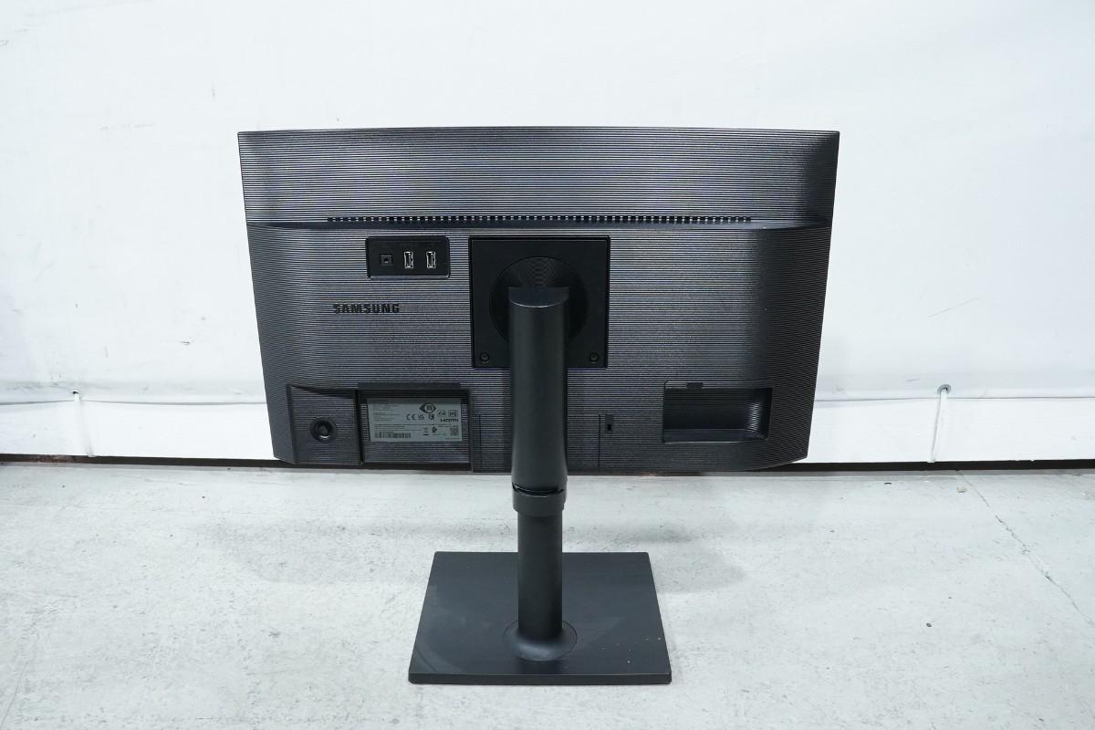 PC-skjermer fra Dell, Samsung og BenQ med tastaturer og kabler